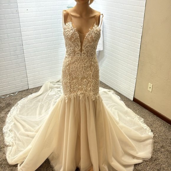 Isabella Talya Ivory Wedding Dress Fit & Flare with Train Size 0 - Picture 6 of 16